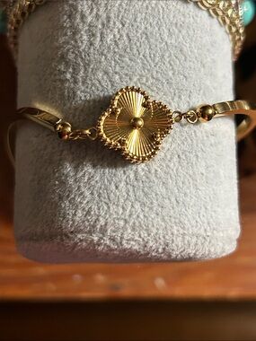 Gold Four-Leaf Clover Bracelet - Elegant Women's Jewelry